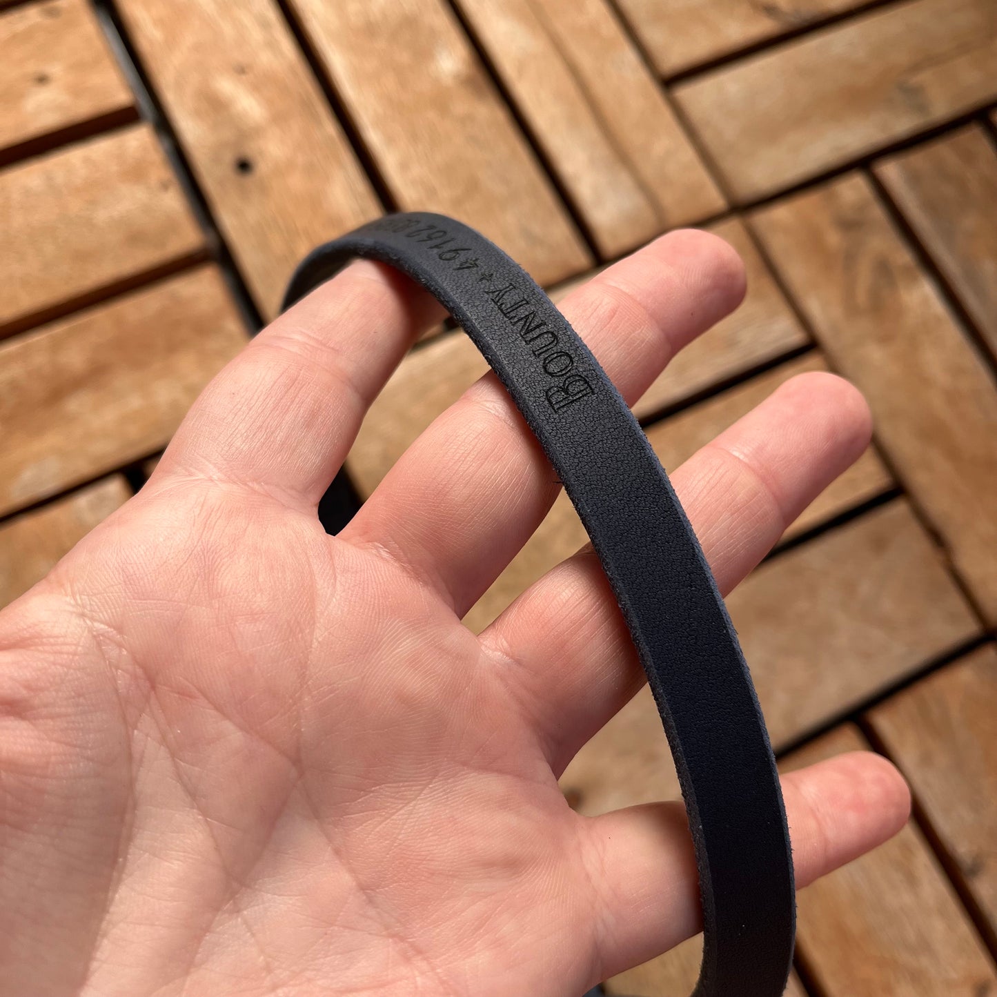 Branded leather collar BROWN