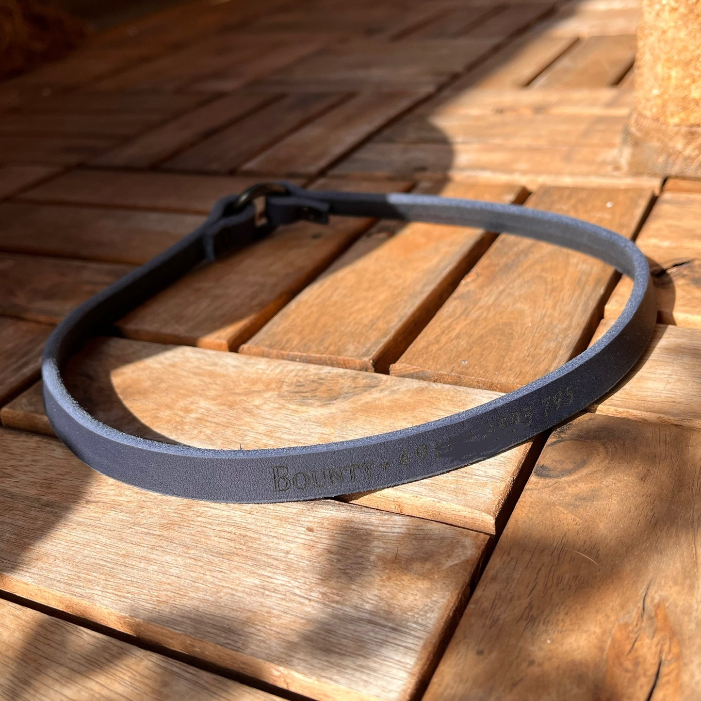 Branded leather collar BROWN
