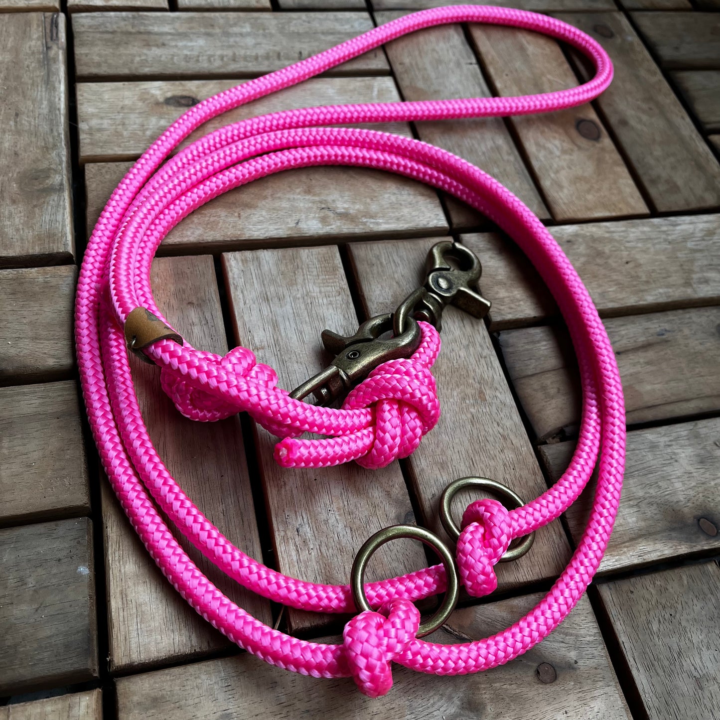 Length-adjustable leash