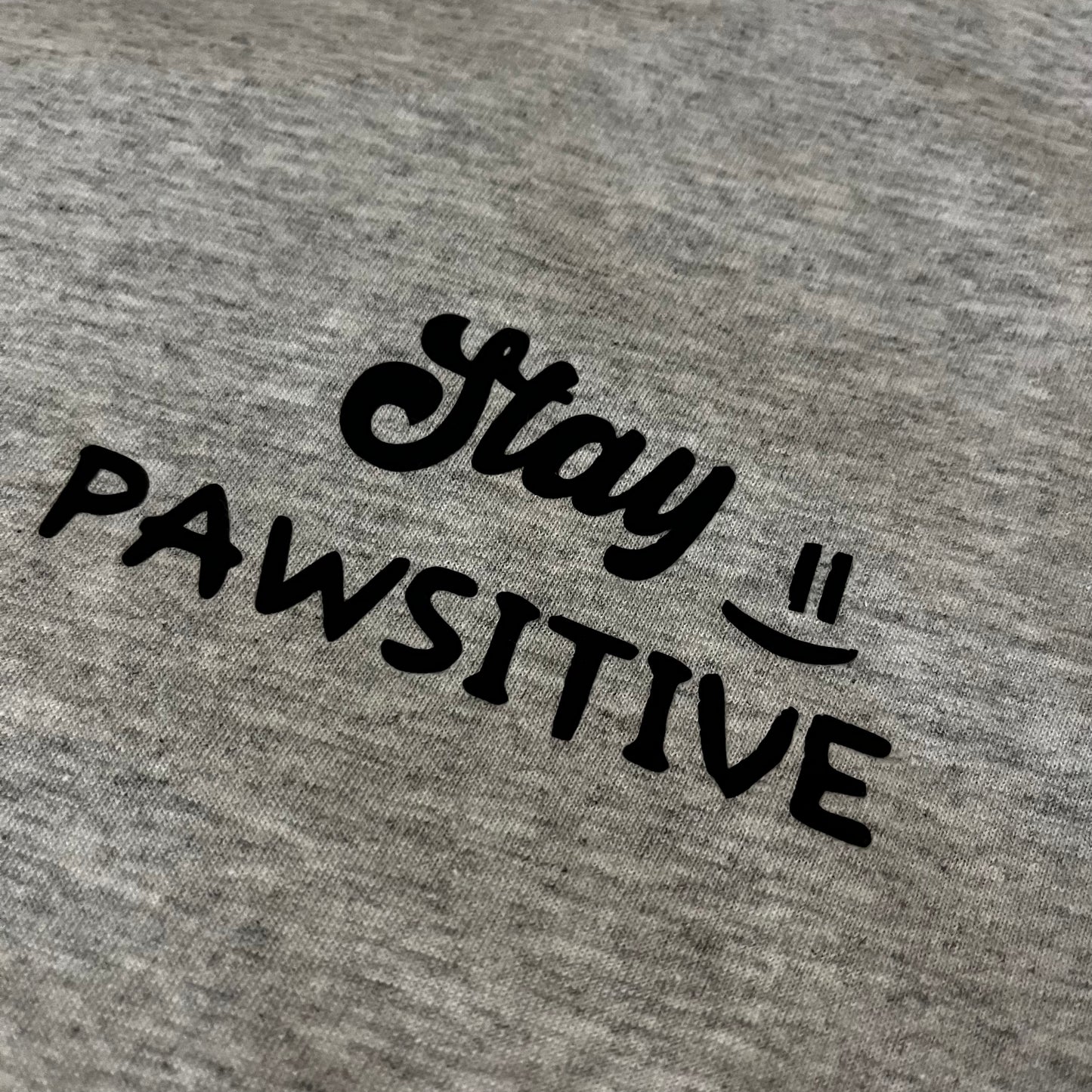 Shirt "Stay Pawsitive" - grau