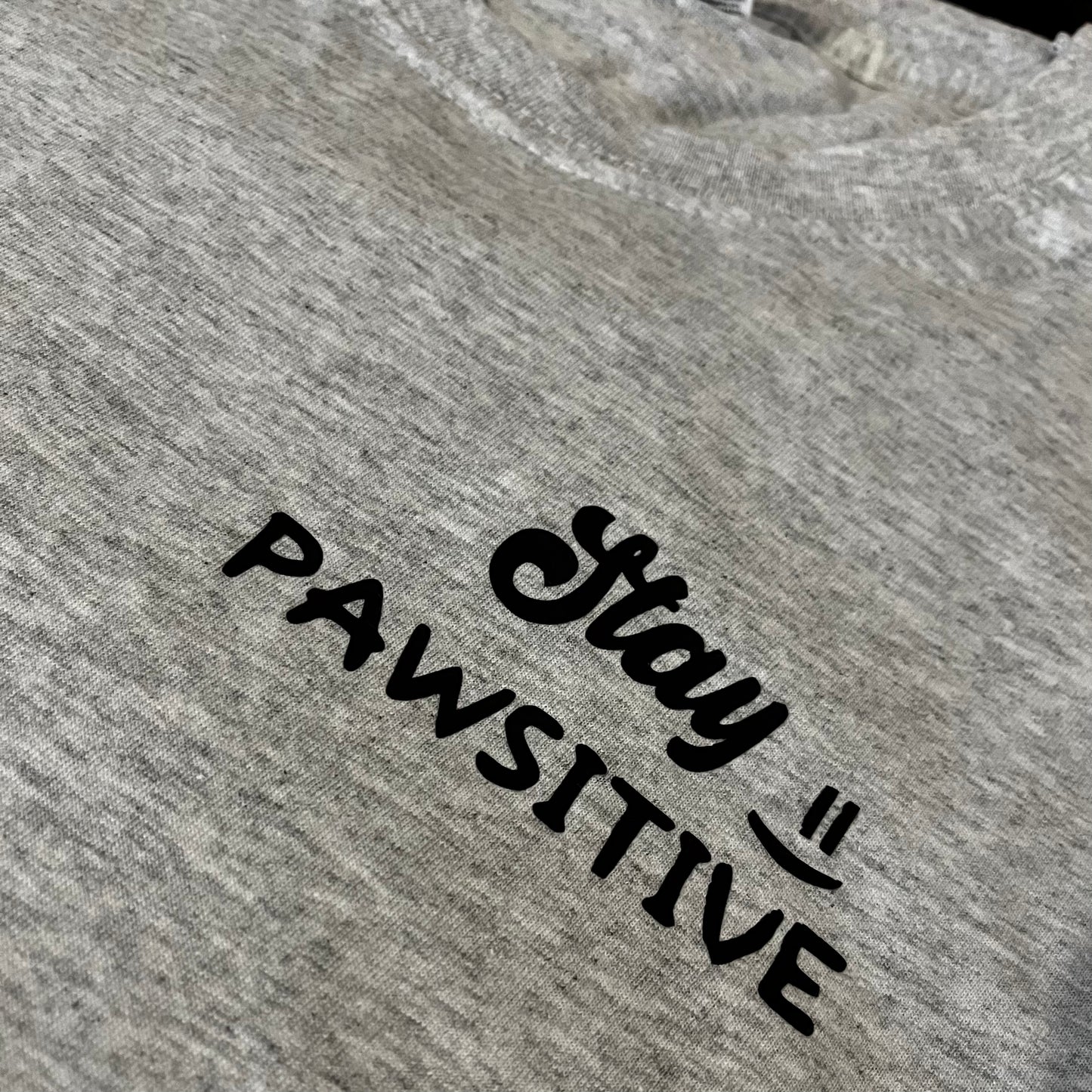 Shirt "Stay Pawsitive" - grau